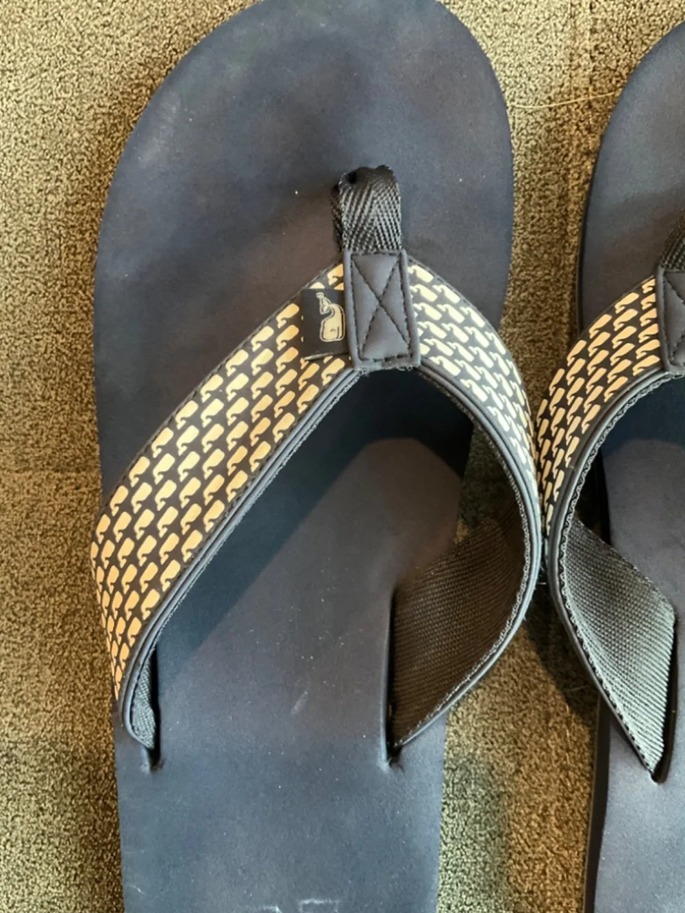 EUC Vineyard Vines Men's Micro Whale Classic Foam Flip Flops 11.5